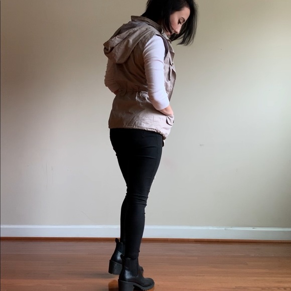 Taupe hooded vest with White basic quarter sleeve - Picture 2 of 8